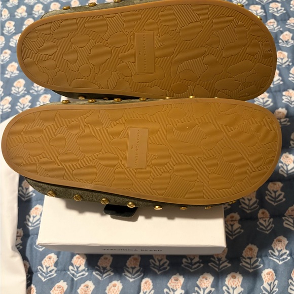 🟩 NIB Veronica Beard Fern Suede Studded Clogs – Sage / Army Green – Size 9 - Picture 12 of 15